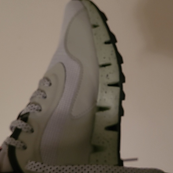 EUC Reebok Sneakers - Picture 6 of 8